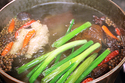 oxtail-stock-simmering